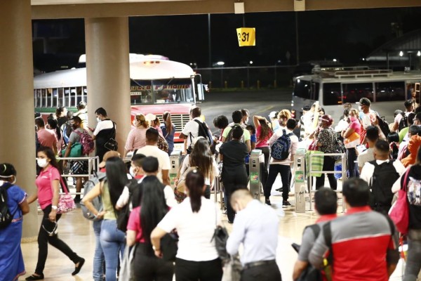 Panameños esperando transporte minutos antes de iniciar el toque de queda (7:00 p.m.).