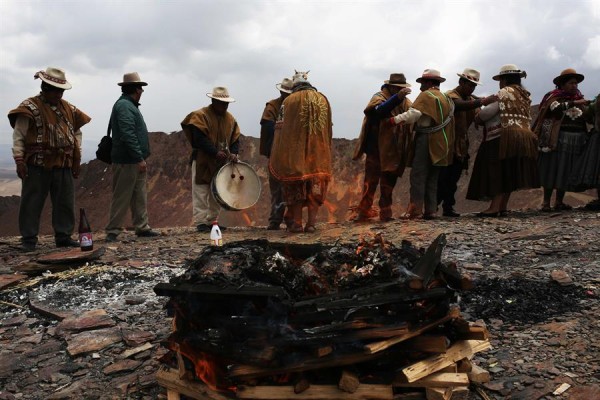 Sabios Aimaras realizan una ofrenda a la Pachamama durante un ritual para aplacar la sequía, el 21 de septiembre de 2023, en Chacaltaya (Bolivia).