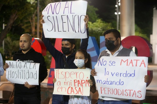 Miembros de la prensa protestan en febrero de 2022 frente al Palacio Municipal para rechazar la violencia en contra de sus colegas, en Cancún, estado de Quintana Roo (México).