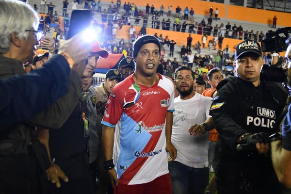 Ronaldinho deleita con su fútbol en Ecuador para apadrinar un torneo infantil