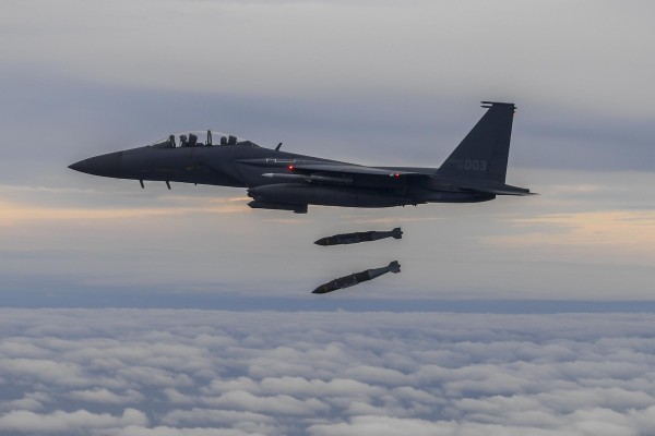 Una foto proporcionada por el Ministerio de Defensa de Corea del Sur muestra a un F-15K surcoreano lanzando dos bombas de precisión JADAM durante un simulacro en el cielo sobre Corea del Sur, el 4 de octubre de 2022.