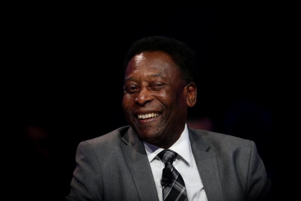 Pelé vuelve al hospital para seguir tratamiento y su condición es buena