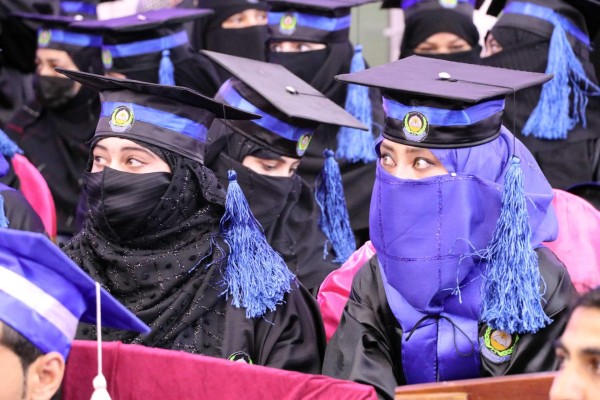Los talibanes ordenan el veto de las mujeres en las universidades de Afganistán