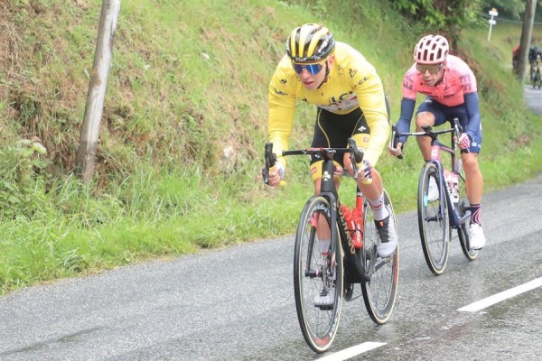 Tadej Pogacar (de amarillo) el seguido por el colombiano Rigoberto Urán.