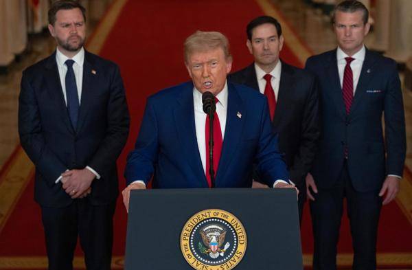 El presidente de Estados Unidos, Donald Trump, sugirió este domingo que respalda un cambio de régimen en Irán, un día después del bombardeo estadounidense contra tres centrales nucleares iraníes.