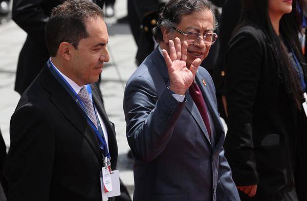 El presidente de Colombia, Gustavo Petro (d), saluda a su salida de la Asamblea Nacional (Parlamento) este sábado en Quito, durante la investidura de Daniel Noboa como mandatario ecuatoriano para el periodo 2025-2029. EFE/ José Jácome.