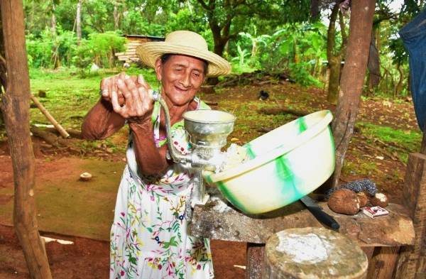 Doña Felipa Rodríguez, con 107 años de edad, muele maíz, prepara sancochos, asa tortillas