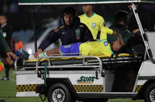 Neymar será sometido a una cirugía tras romperse el ligamento de la rodilla contra Uruguay