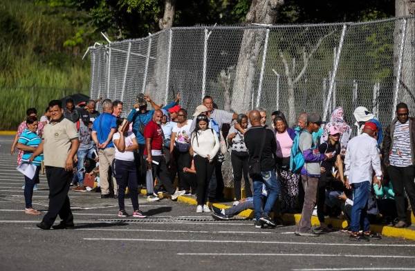 Miles de venezolanos hacen fila por cédula de identidad para poder votar en el referendo