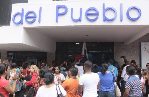 Docentes impidieron por una hora la salida de los funcionarios de la Defensoría.