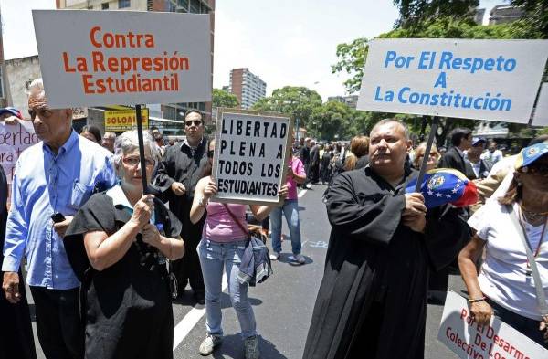 Unas 18 universidades públicas y privadas de Venezuela comenzaron una huelga para exigir la liberación de los detenidos durante los tres meses de antigobierno.