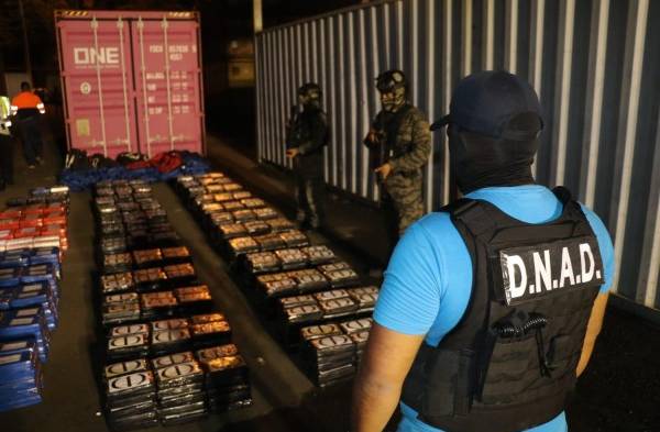 ¡Bien finos! Iban a mandar un caleto para Finlandia pero la policía los puso en jaque. Les fregó el plan