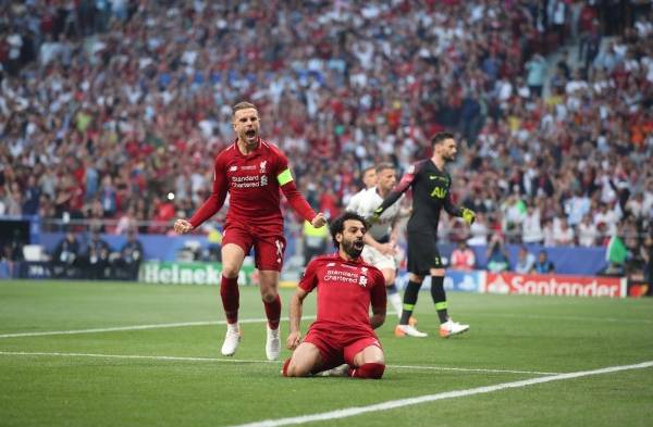 Liverpool se gana 'La orejona' desde el minuto uno con goles de Salah y Origi