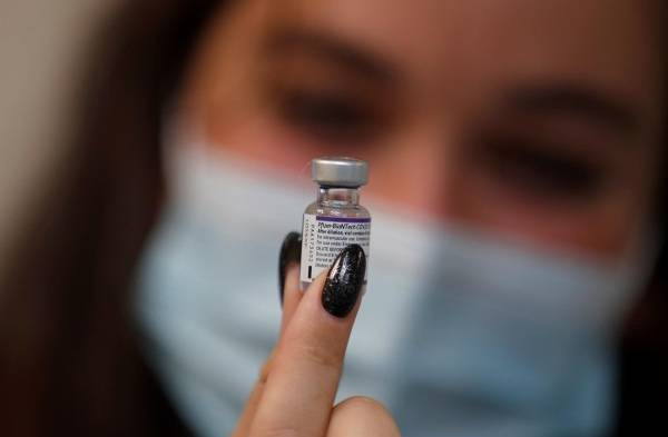 La cuarta dosis de la vacuna es parcialmente efectiva contra ómicron