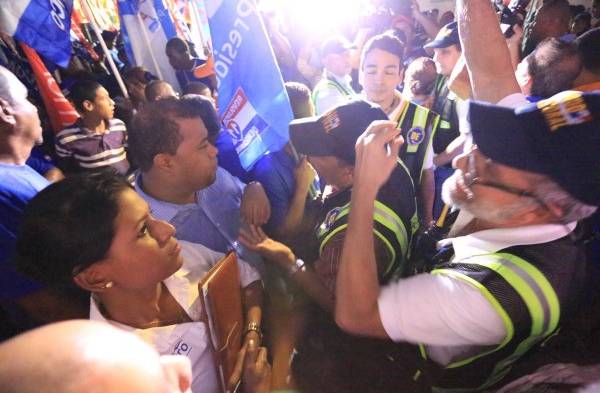 Los delegados electorales tuvieron mucho trabajo en el parque Porras con los perredistas y miembros de Cambio Democrático.