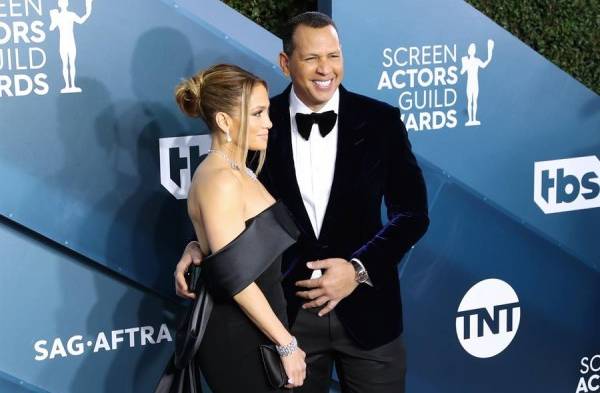 Jennifer López y Alex Rodríguez, oradores en homenaje virtual a graduandos