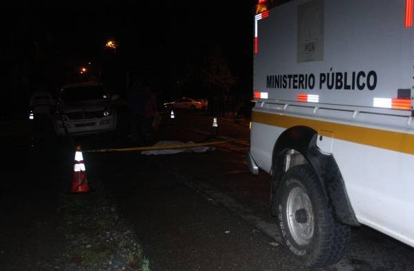 Levantamiento del cadáver en la vía.