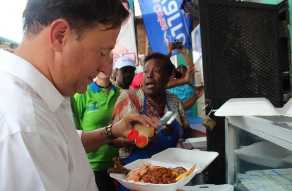 Juan C. Varela degustó el popular pescado de El Chorrillo.