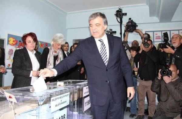 El mandatario Abdullah Gül, ejerció su voto antes que comenzaran las manifestaciones callejeras.