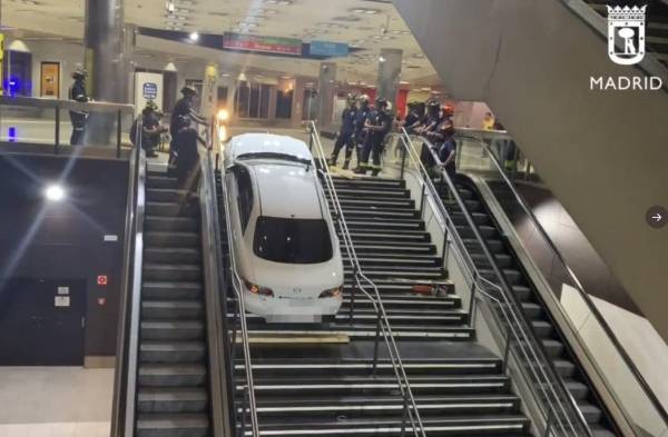 Roba un coche y lo empotra en las escaleras de una estación subterránea de Madrid