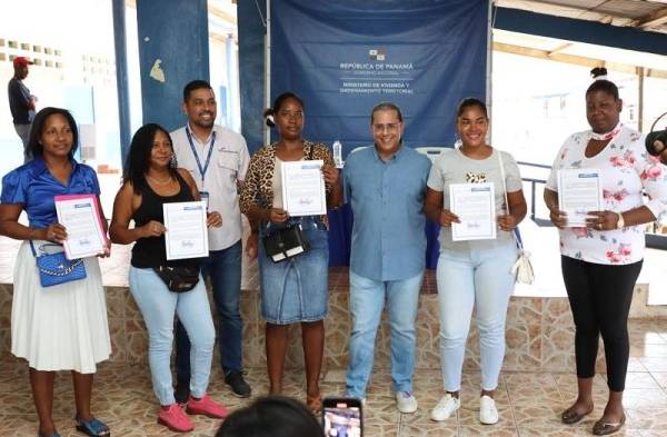 Miviot entrega certificaciones de lotes en Panamá Oeste 