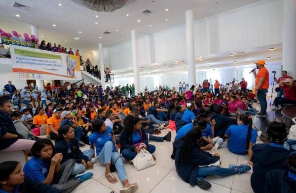 Adolescentes&nbsp;le dan 'un alto al vapeo'