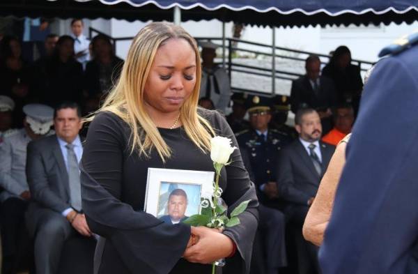 Develan monumento con simbolismo patriótico en honor a fallecidos de la Fuerza Pública, por el covid-19