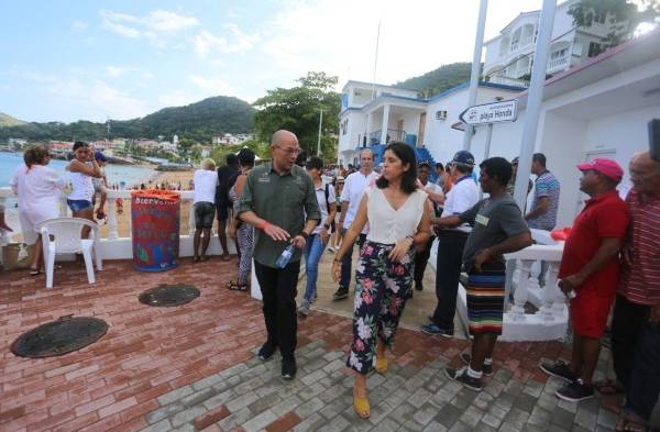 Ministro Gustavo Him&nbsp; en el recorrido.