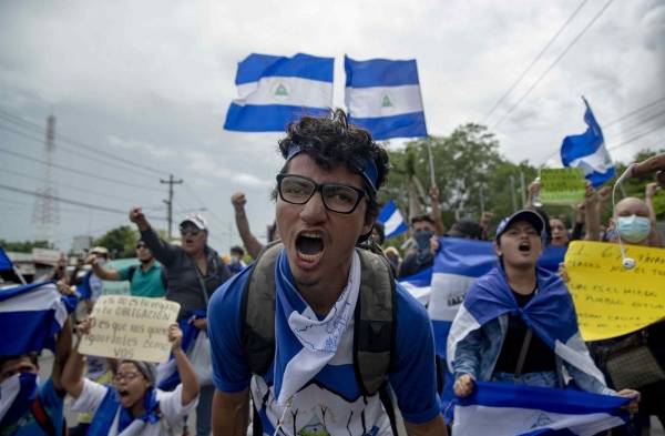 Un joven participa durante una protesta por 6 por el ciento del presupuesto nacional a las universidades, y la autonomía en las mismas.