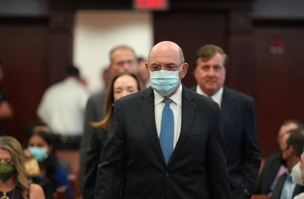 Allen Weisselberg (c), el exdirector financiero de la Organización Trump, en un tribunal de Nueva York, este 18 de agosto de 2022.