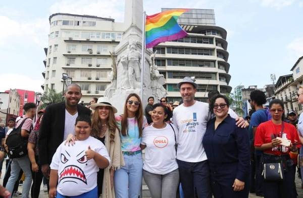 Izaron la bandera del movimiento LGBTIQ+ en Panamá