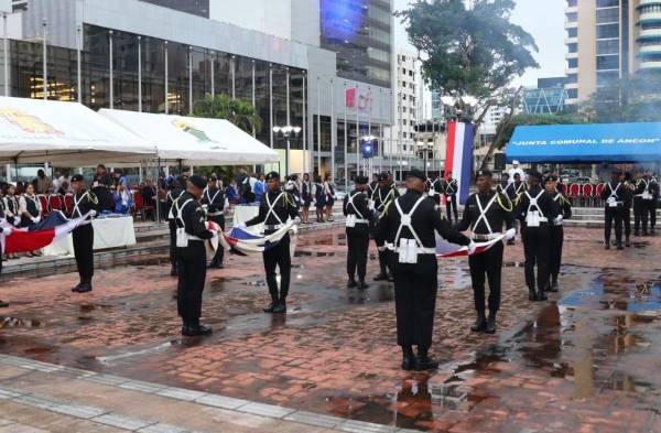 Con respeto despiden la enseña tricolor 