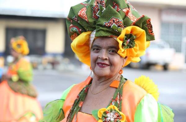 Con hermosos vestidos y bailes celebran el mes de la etnia negra