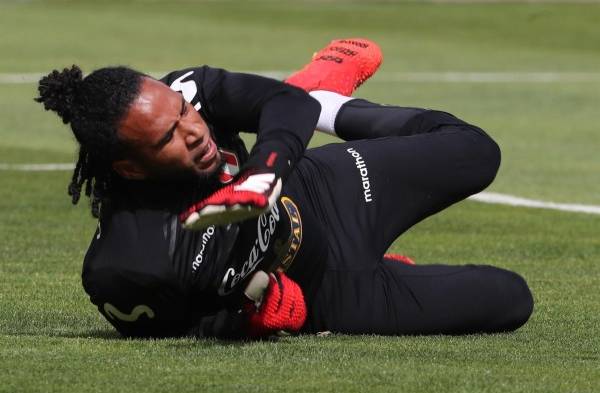 Perú y Panamá miden fuerzas sin público en Lima