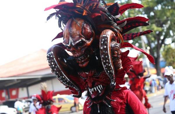 Con hermosos vestidos y bailes celebran el mes de la etnia negra