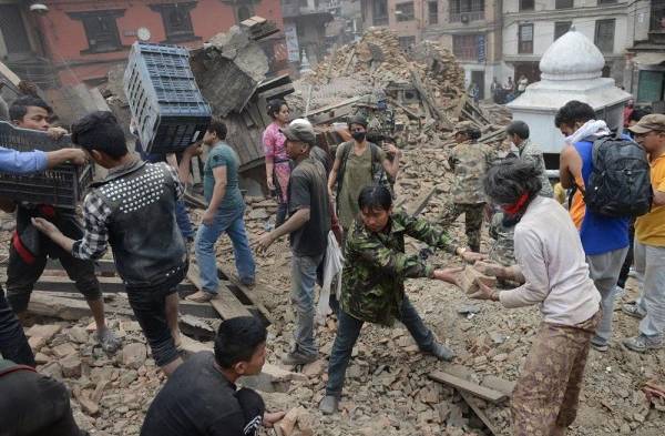 Los muertos en el terremoto suman 888, pero se teme más de un millar.