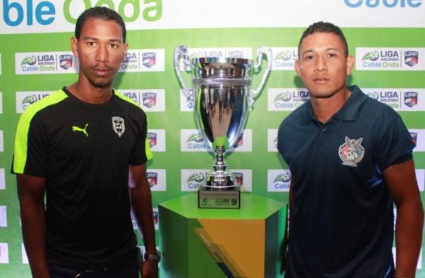 Edwin Oropeza(D) Costa del Este y Mario Henríquez (I) Atlético Nacional.