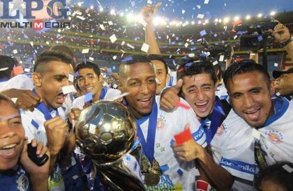 ‘Yuyu’ con el trofeo del Clausura 2014 de El Salvador.