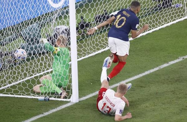 2-1. Francia, primera clasificada para octavos con doblete de Mbappe