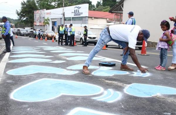 Pintan corazones azules tras 12 años del accidente en La Cresta