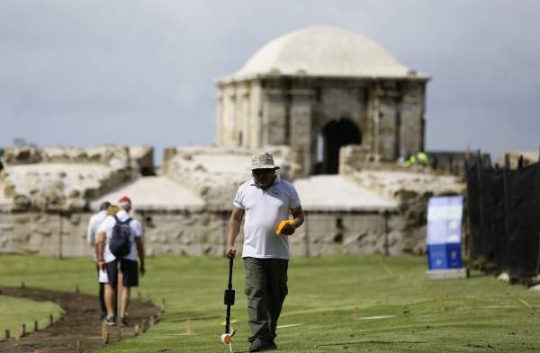 Investigadores panameños recorren el Fuerte San Lorenzo, el 14 de diciembre de 2022, en Colón (Panamá).