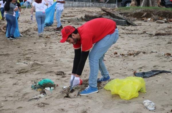 Limpieza en playa Veracruz: voluntarios recolectaron 1,454 materiales