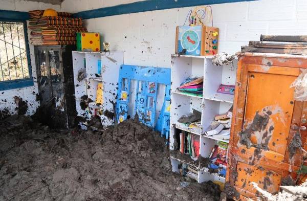 Tres niños mueren tras alud que sepultó una escuela en noroeste de Colombia