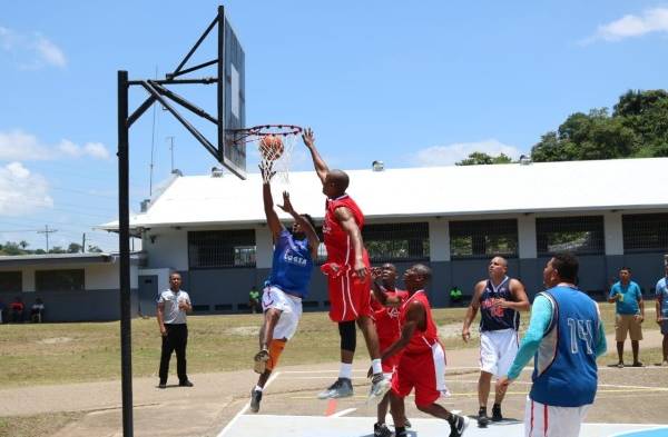 Exseleccionados de baloncesto realizaron amistoso con reclusos de El Renacer