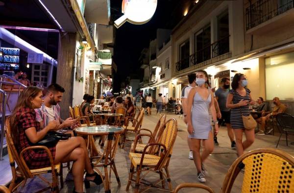 Cataluña cierra el ocio nocturno en interiores por la escalada de contagios