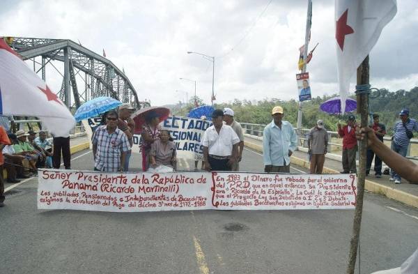Los jubilados y pensionados exigen al Gobierno que se les paguen el décimo tercer mes de agosto de 1972 a 1988.