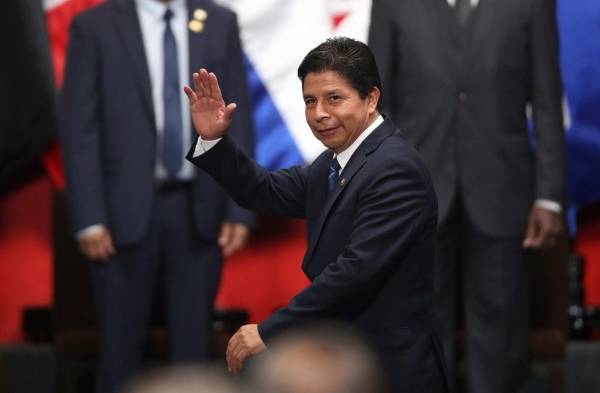 El presidente peruano, Pedro Castillo, saluda durante la inauguración de la 52 Asamblea General de la OEA, en Lima (Perú).