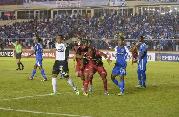 Árabe Unido frente al Alajuense.