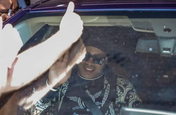 Ronaldinho partió rumbo a Brasil tras casi medio año detenido en Paraguay