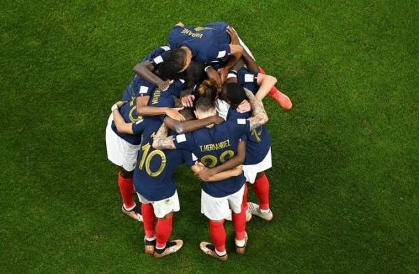 Francia celebra el segundo gol, al minuto 79.